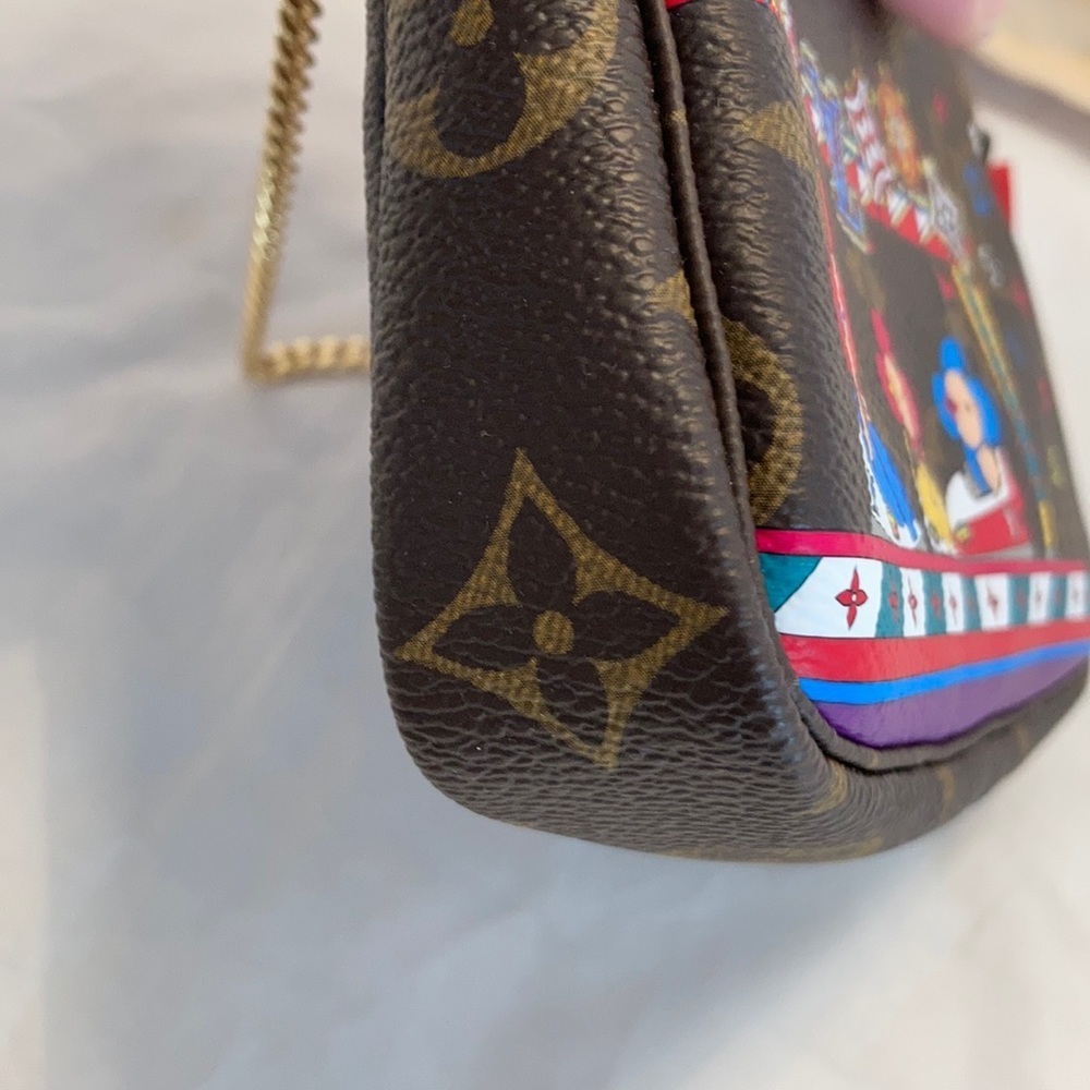 𝅺LOUIS Vuitton Christmas 2020 mini pochette access - Picture 4 of 13